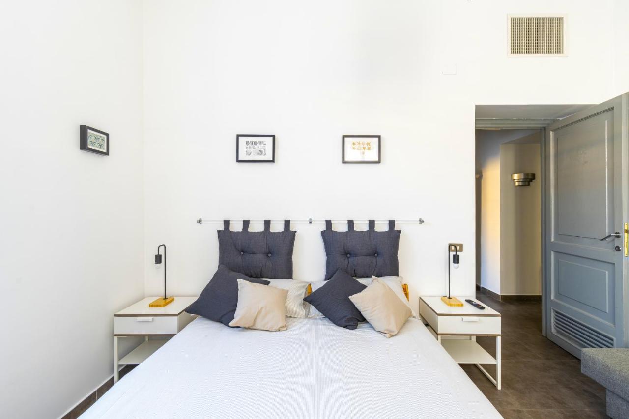 Hostly - Nicole Apartment Volturno- Full Rome Center — Photos 2